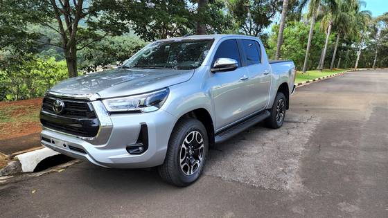 TOYOTA HILUX 2.8 D-4D TURBO DIESEL CD SRX 4X4 AUTOMÁTICO